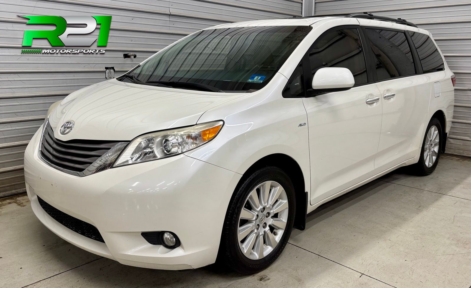 2016 Toyota Sienna XLE Premium V6 AWD 7-Passenger's photo