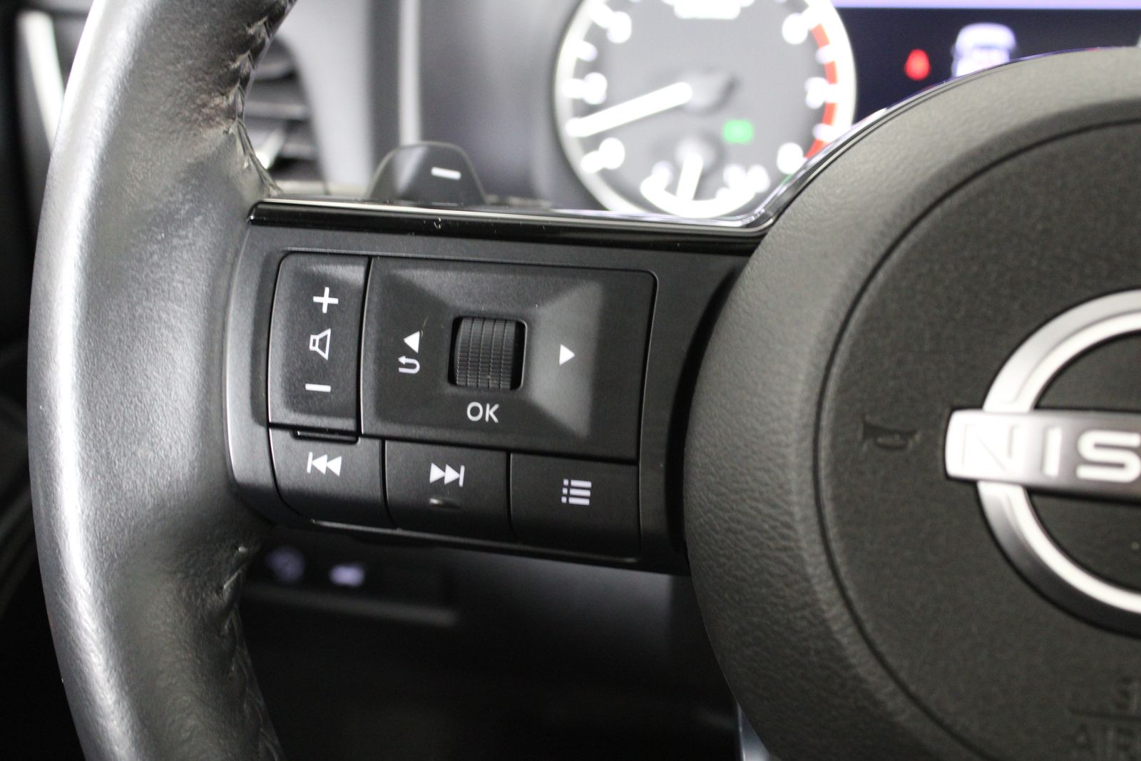 Used 2023 Silver Nissan SV image 30