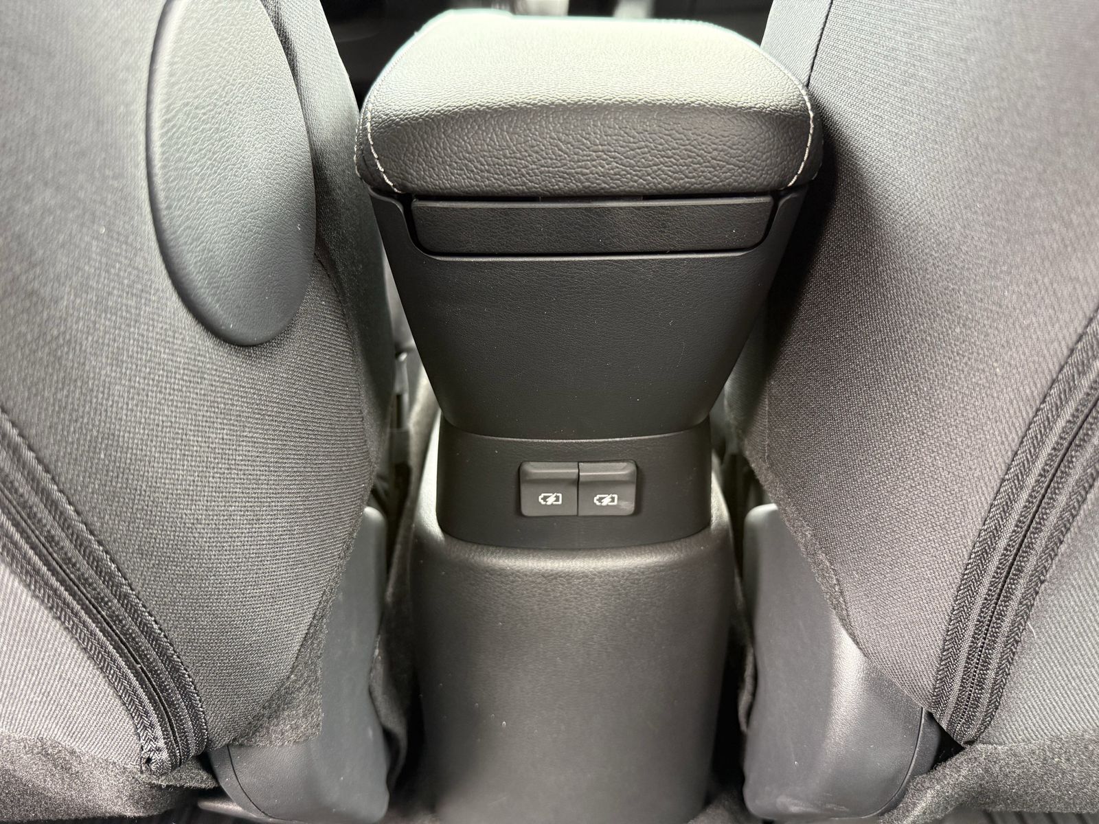 2025 Nissan Kicks Play S photo 3