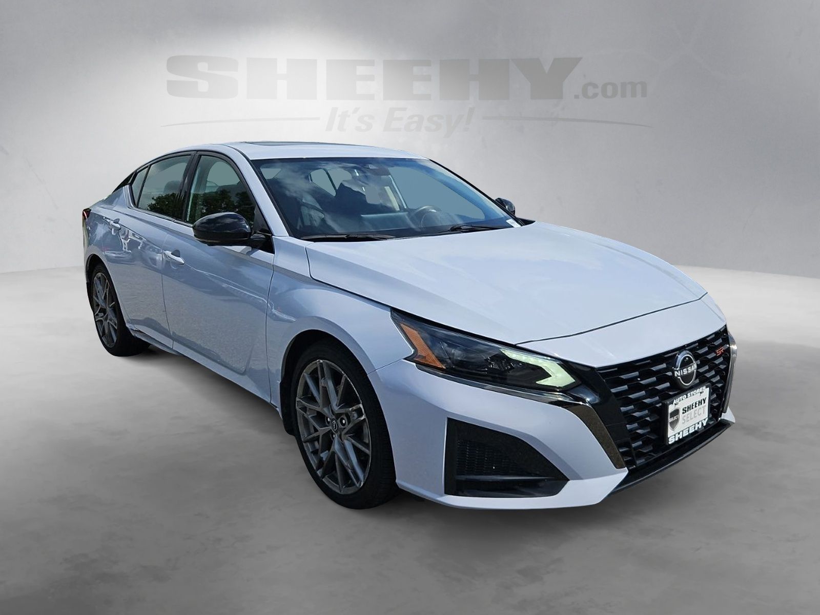 Used 2023 Gray Nissan 2.0 SR image 2