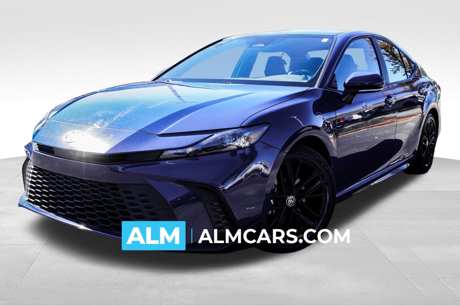 2025 Toyota Camry SE's photo