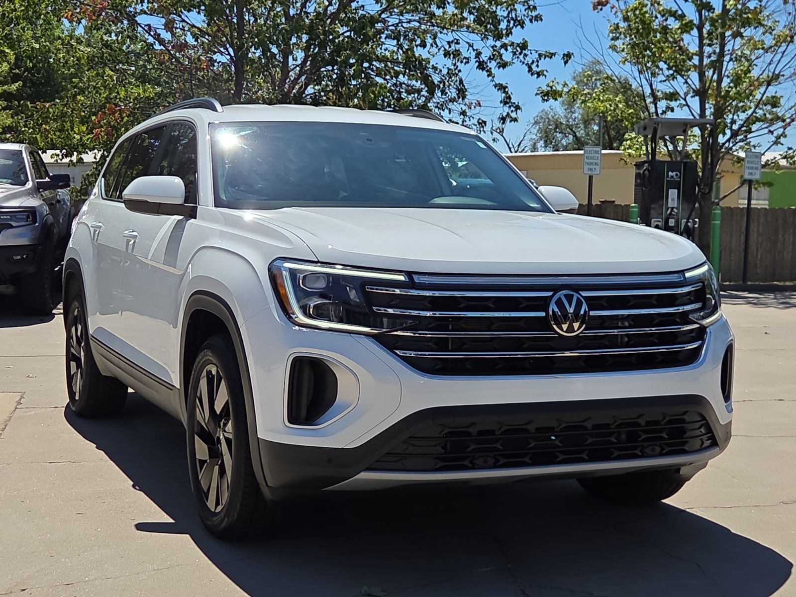 Pure White 2025 Volkswagen Atlas SUV / Crossover All-Wheel Drive 8-Speed Automatic