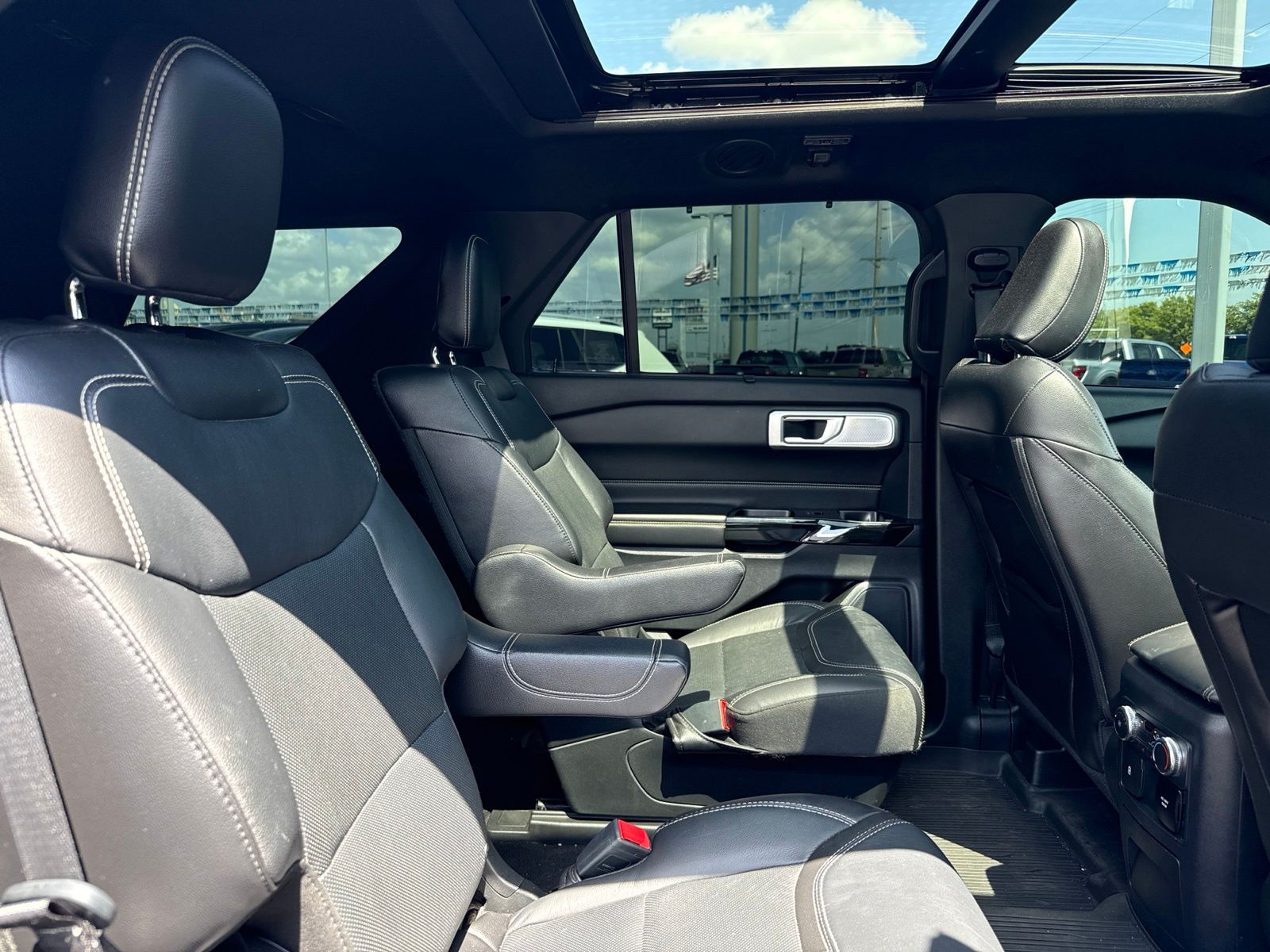 2022 Ford Explorer image 17