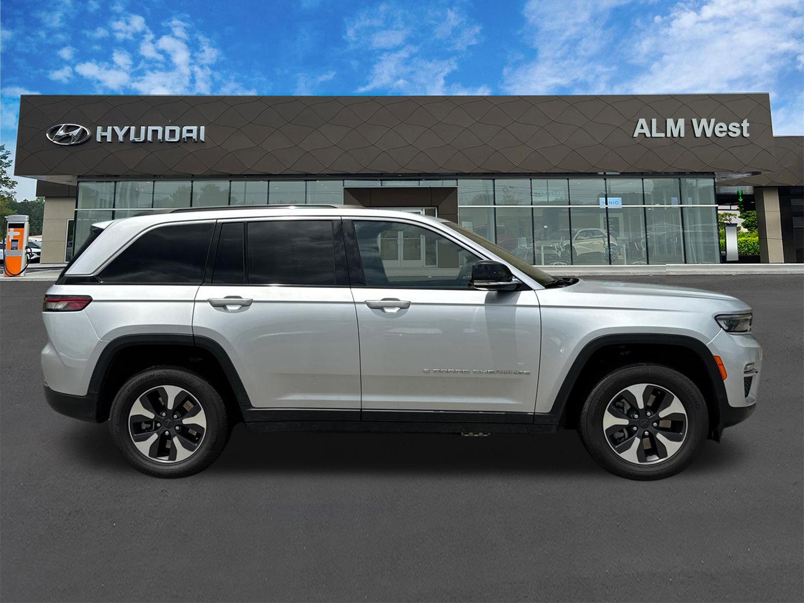 Used 2024 Silver Jeep 4xe image 4