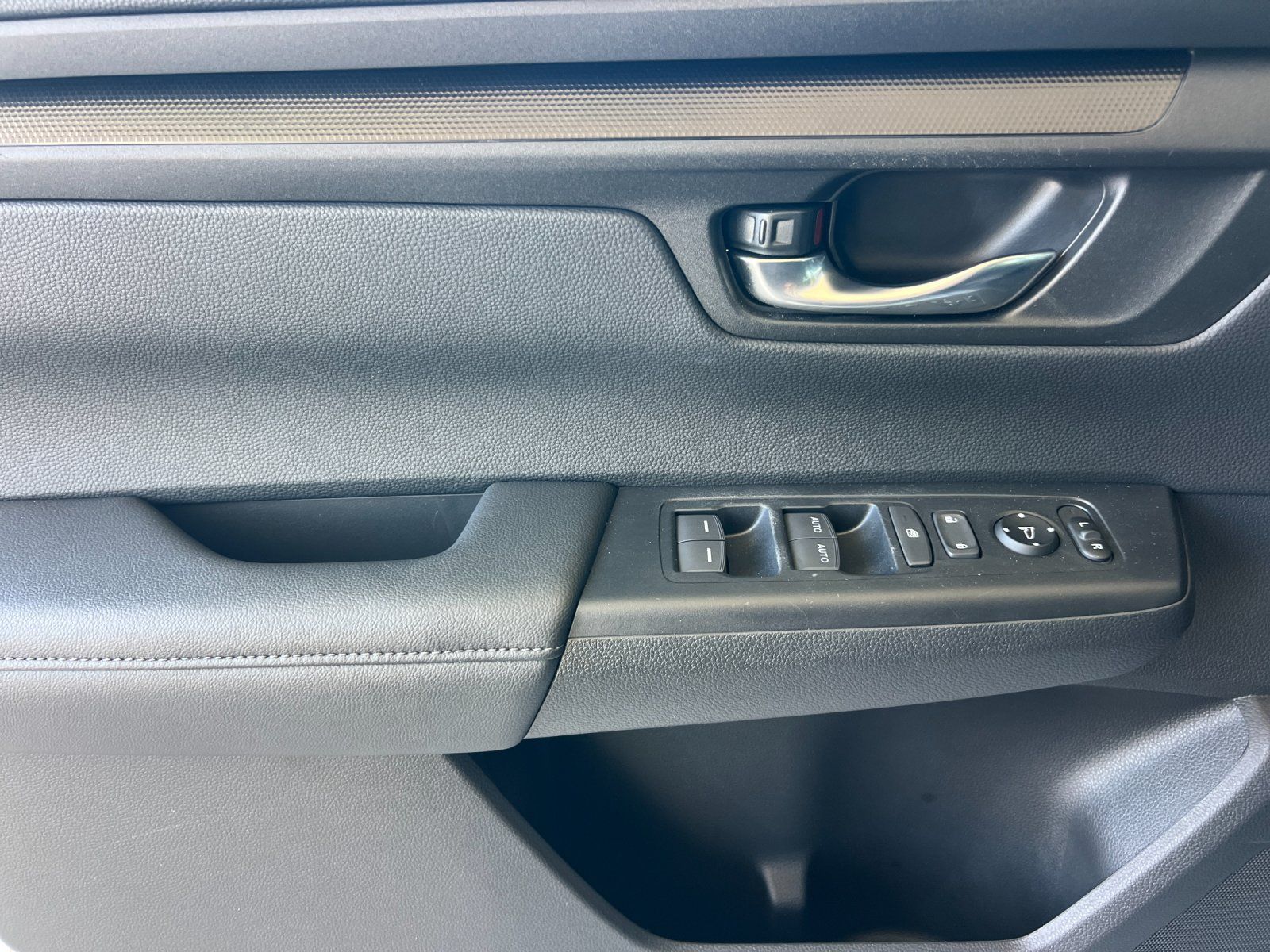 2025 Honda CR-V EX — full photo 11 of 28