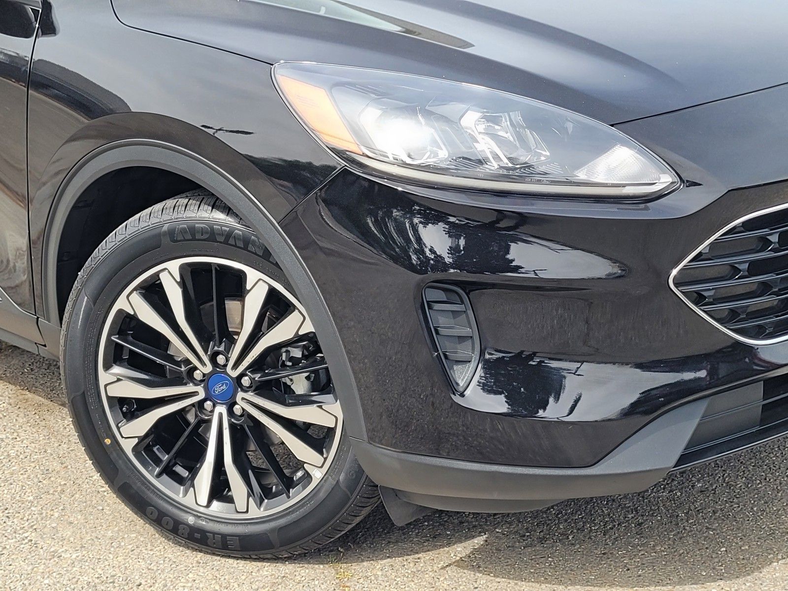 Used 2022 Black Ford SE image 9