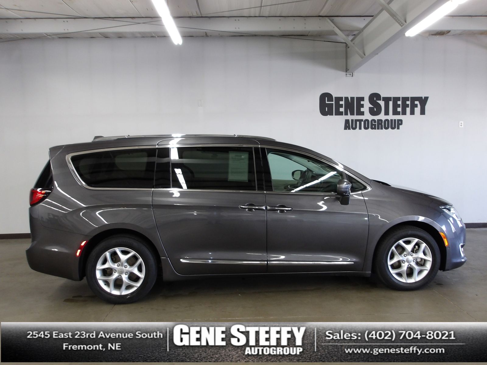 Gray (Granite Crystal Metallic Clearcoat) 2019 Chrysler Pacifica Minivan Front-Wheel Drive 9-Speed Automatic