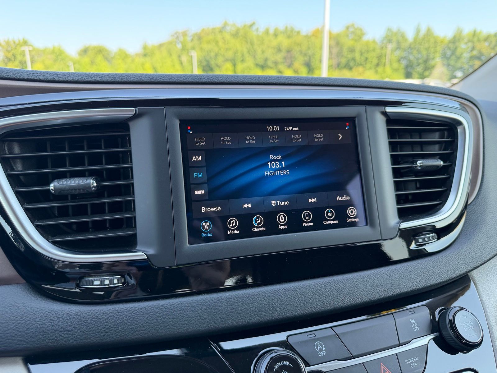 2020 Chrysler Voyager image 21