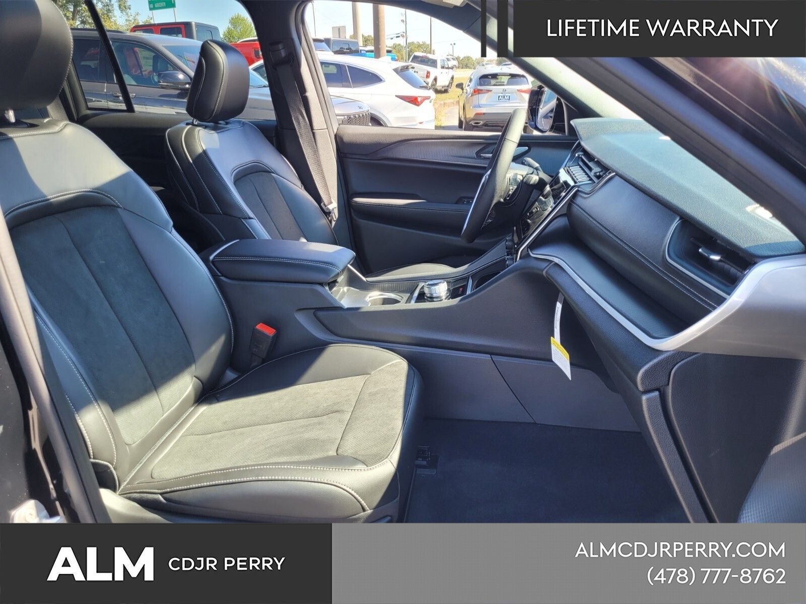 New 2025 Diamond Black Crystal Pearl-Coat Exterior Paint Jeep Altitude X image 17
