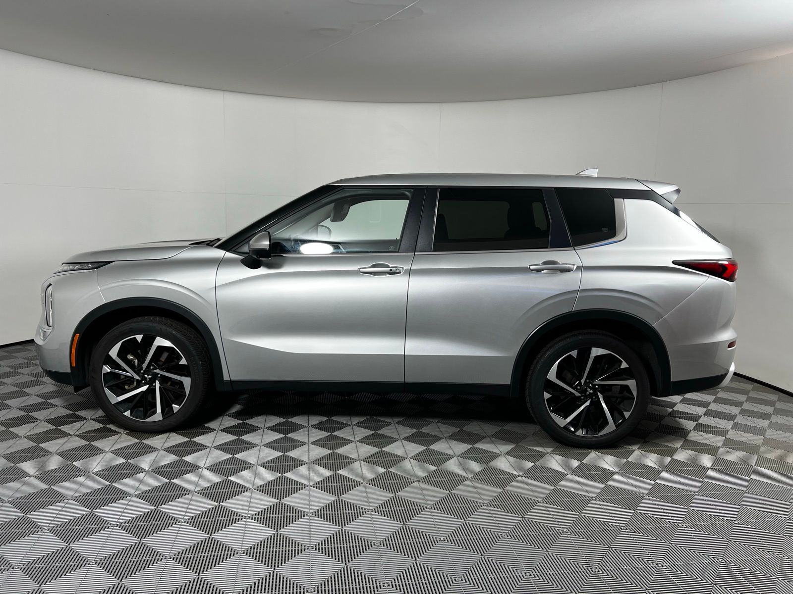 Thumbnail: 2024 Mitsubishi Outlander - 8