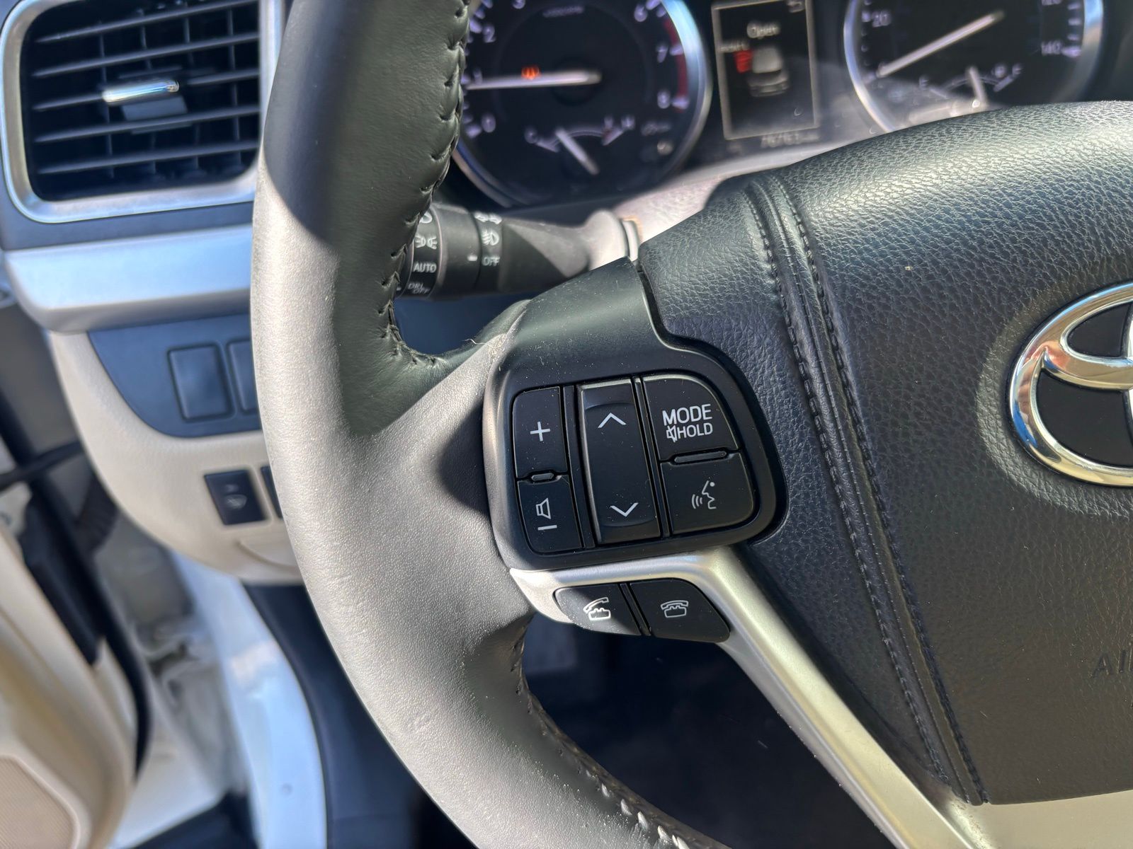 Used Car 2015 Toyota Highlander  Xle V6 For Sale Under $20,000 In Austin, Texas