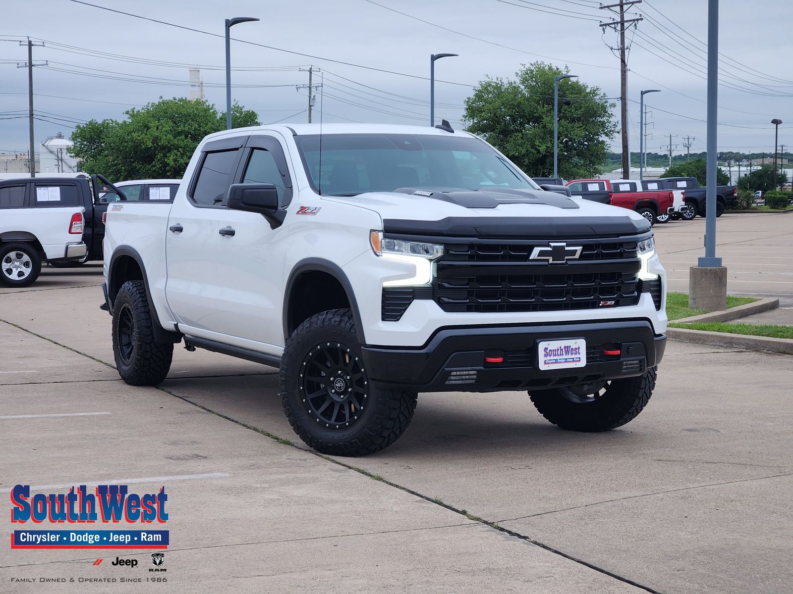 Summit White 2024 Chevrolet Silverado 1500 LT Trail Boss Crew Cab 4WD Pickup Truck Four-Wheel Drive Automatic