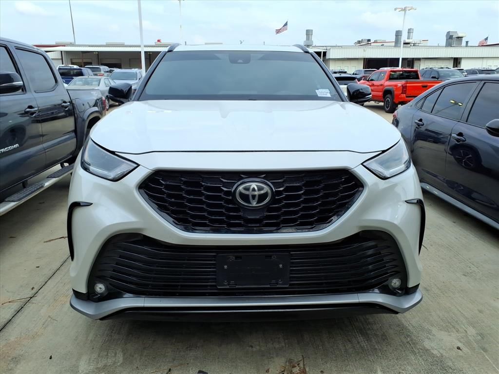 2021 Toyota Highlander XSE White at Autostrade