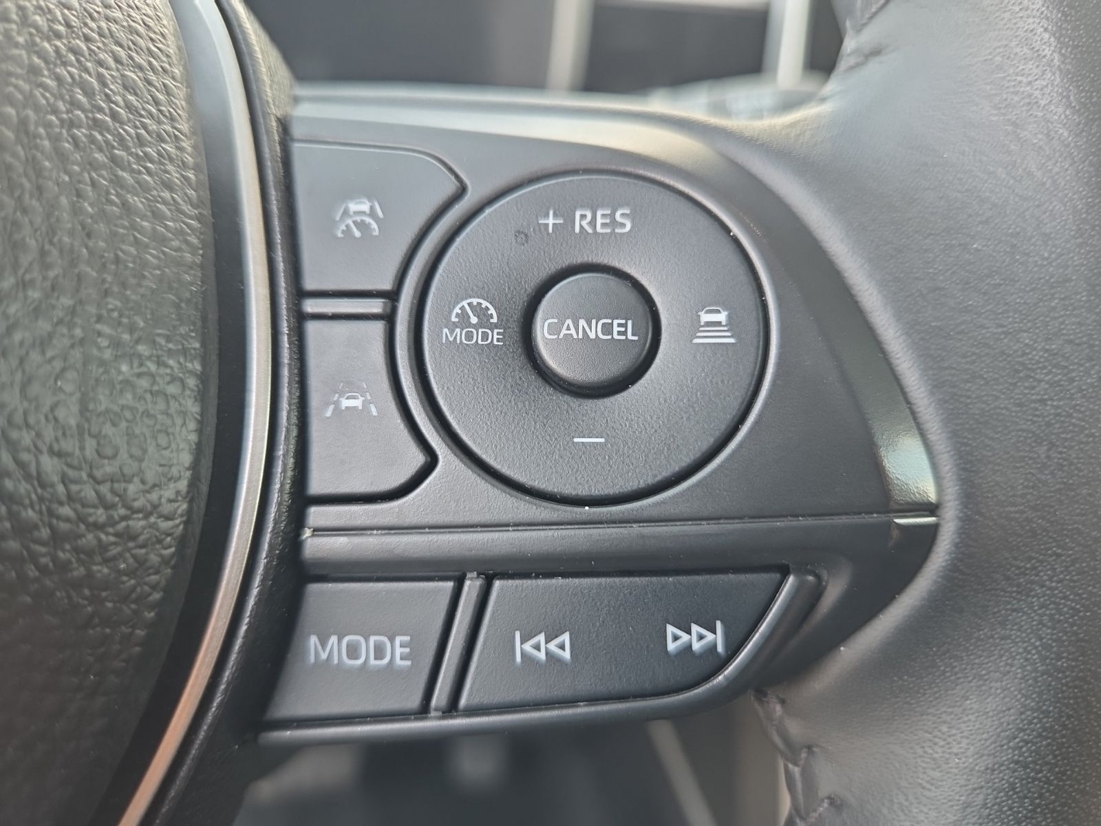 2025 Toyota Corolla Cross XLE - Photo 24