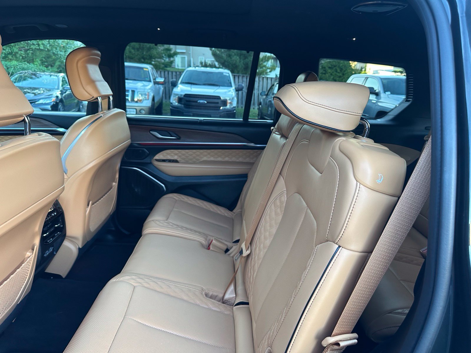 Used 2025  Jeep Summit image 6