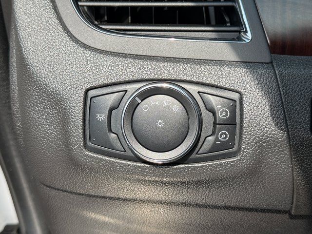 Used 2011 White Platinum Clearcoat Metallic Ford Limited image 20