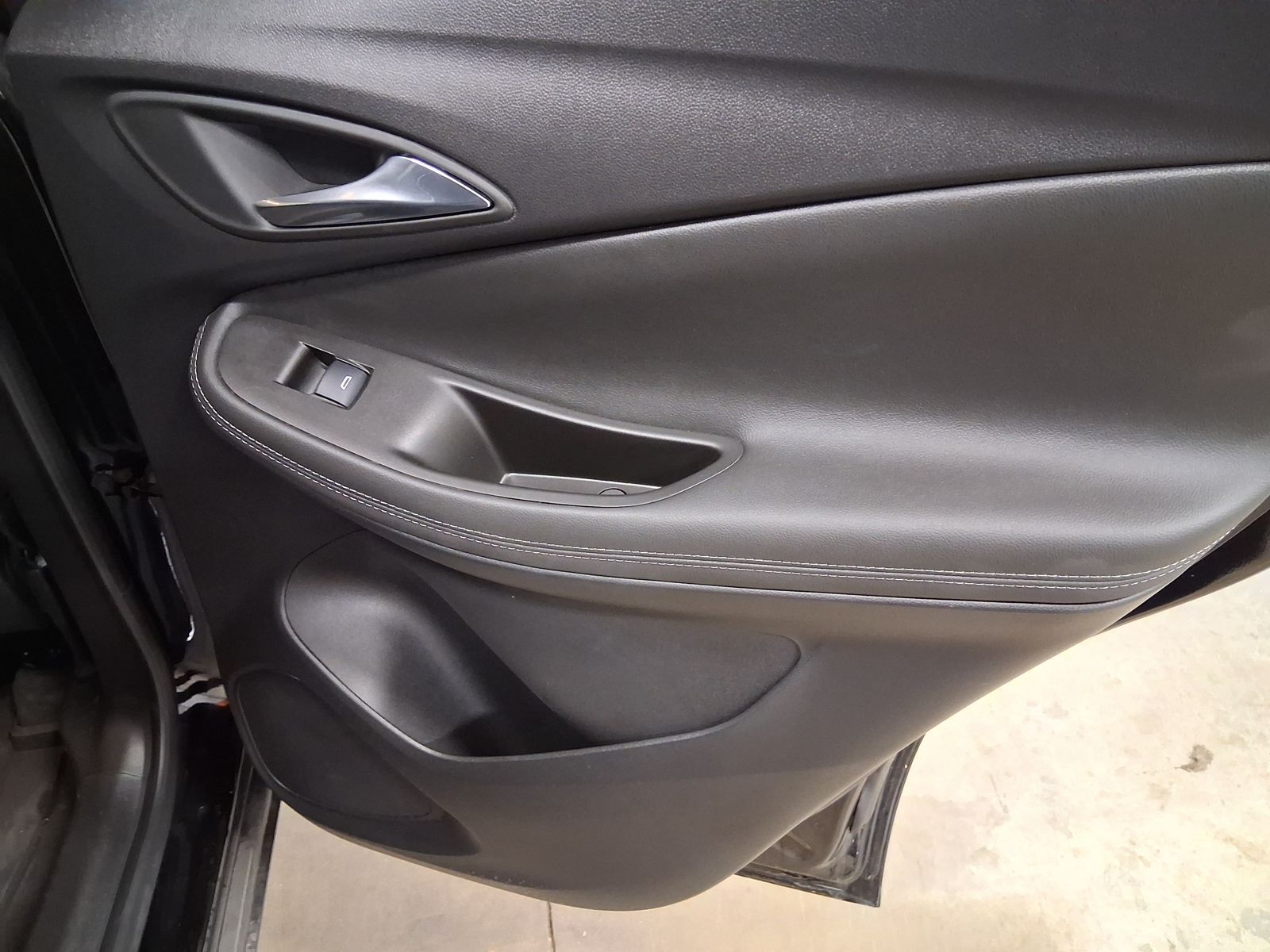 Used 2023 Black Buick Essence image 22