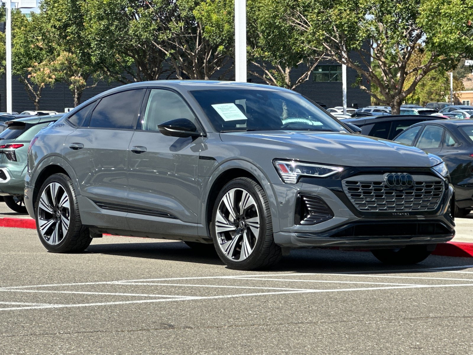 2024 Audi Q8 Sportback e-tron Prestige — foto completa 8 de 29