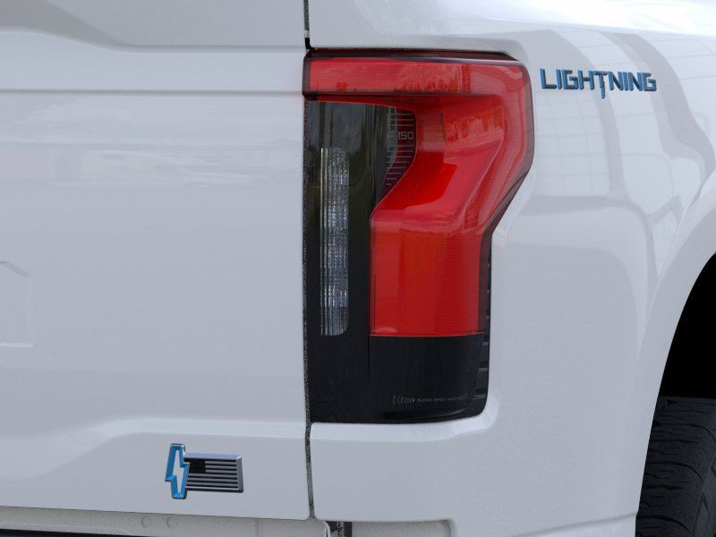 New 2025 Oxford White Ford XLT image 21