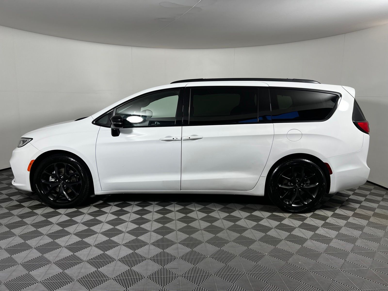 Thumbnail: 2025 Chrysler Pacifica - 8