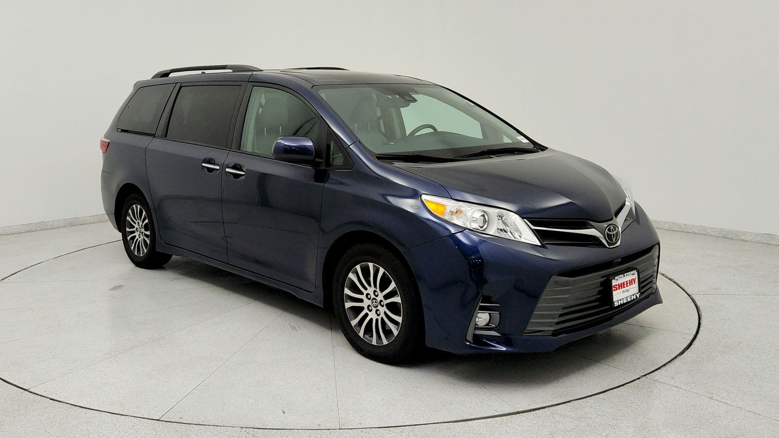 Pearl 2019 Toyota Sienna Minivan Front-Wheel Drive 8-Speed Automatic
