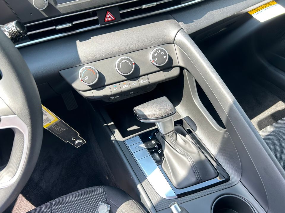 2025 Hyundai Elantra SE photo 18