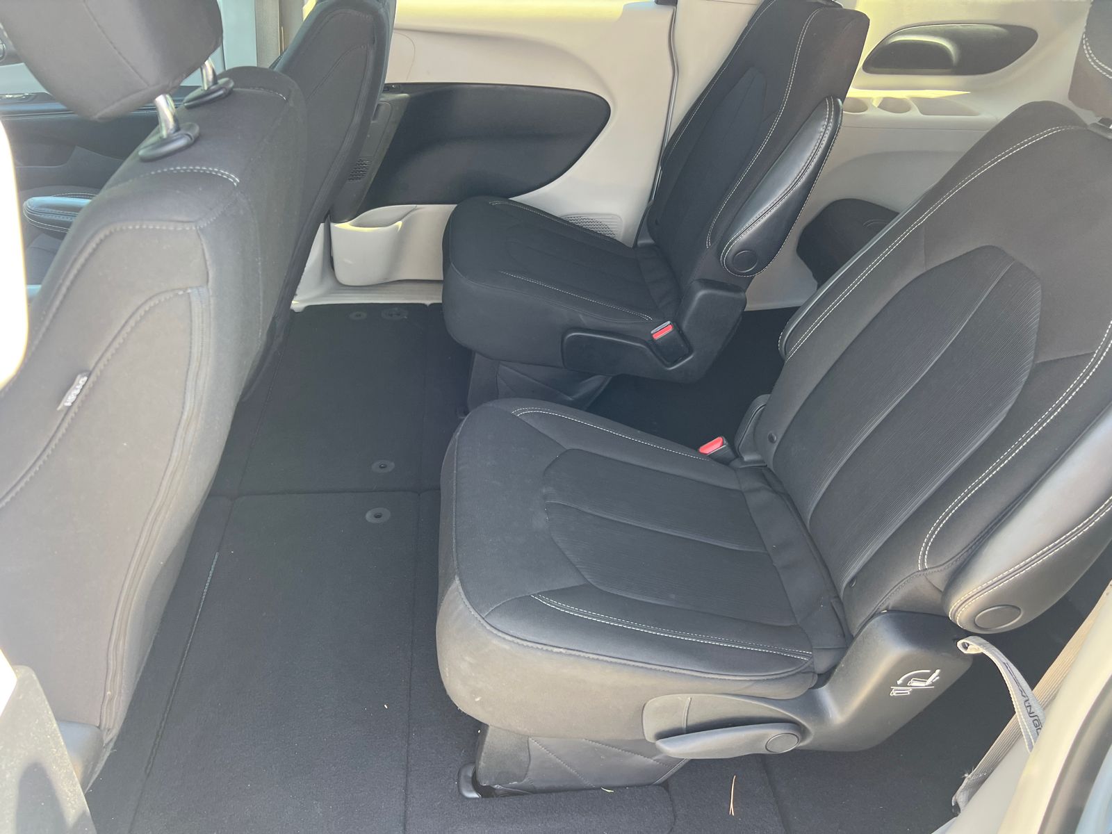 Used 2022 White Chrysler LX image 21