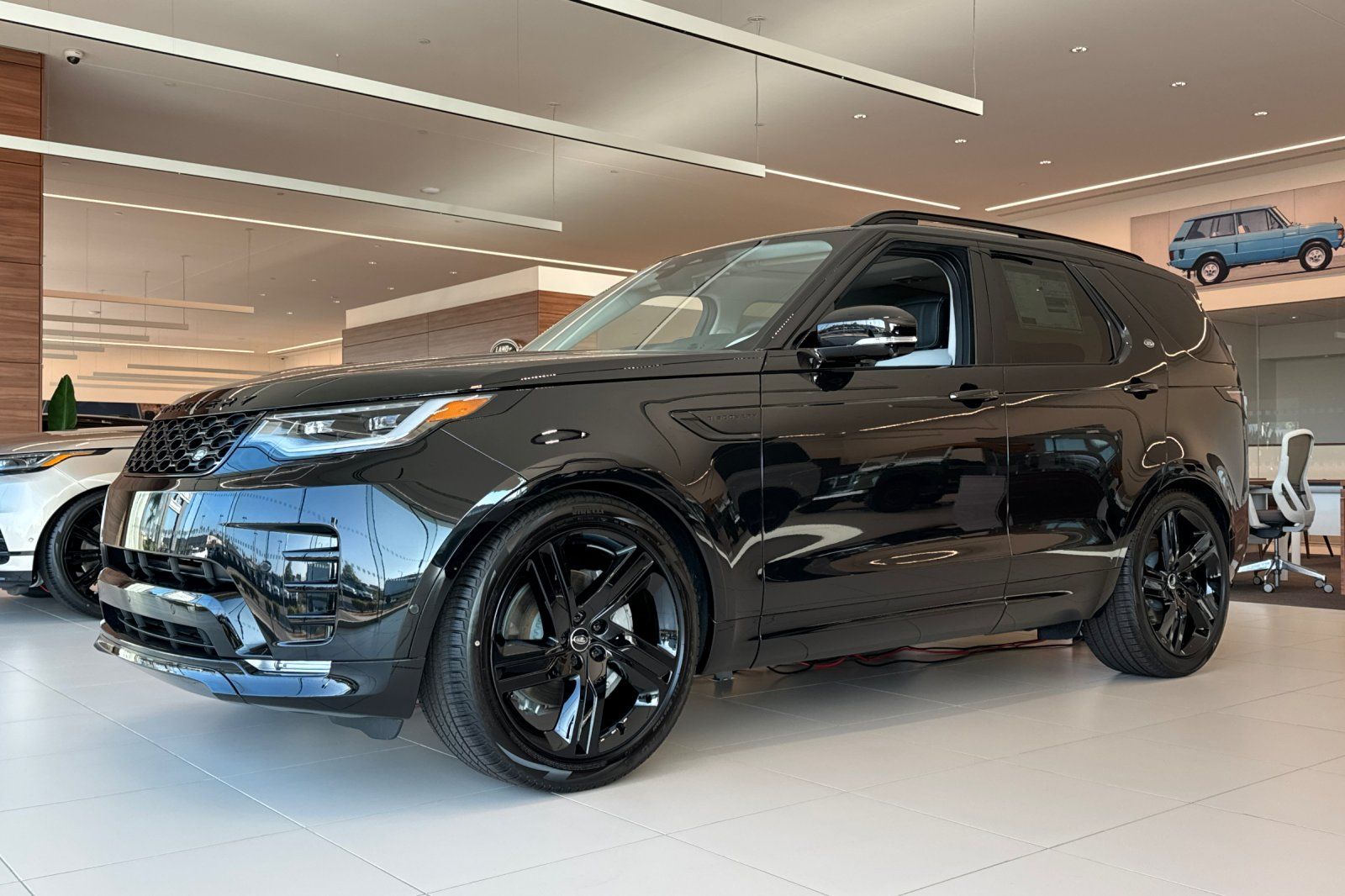 2026 Land Rover Discovery P300 Dynamic SE AWD