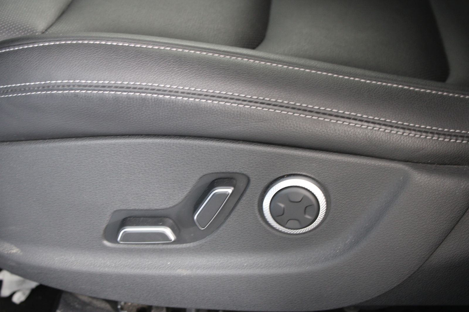 Used 2025 White Genesis 2.5T image 29