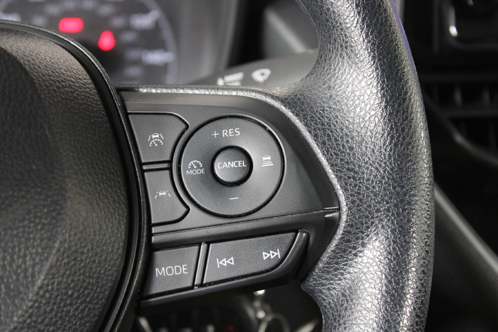 Used 2025 White Toyota LE image 29