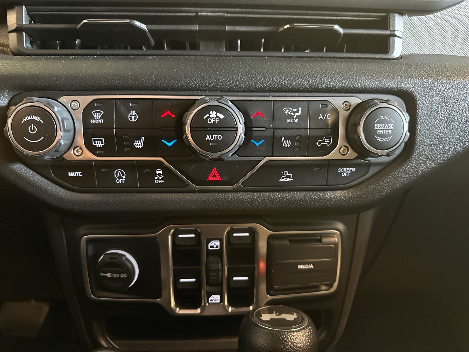 Used 2024 Earl Clearcoat Jeep Sport S image 26