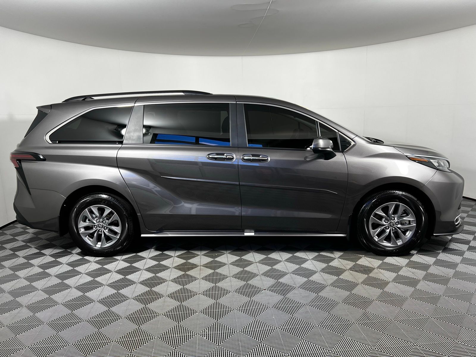 Thumbnail: 2024 Toyota Sienna - 4