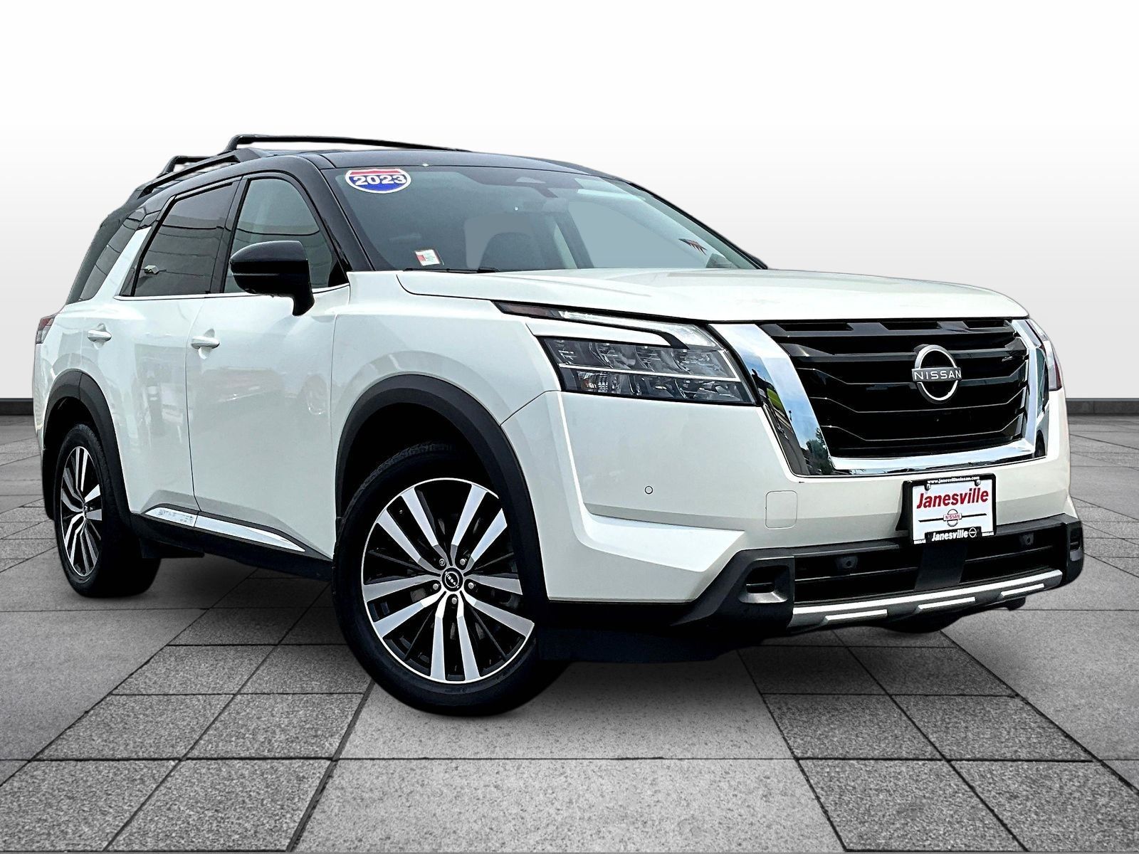 Pearl White Tricoat/Super Black 2023 Nissan Pathfinder SUV / Crossover All-Wheel Drive 9-Speed Automatic