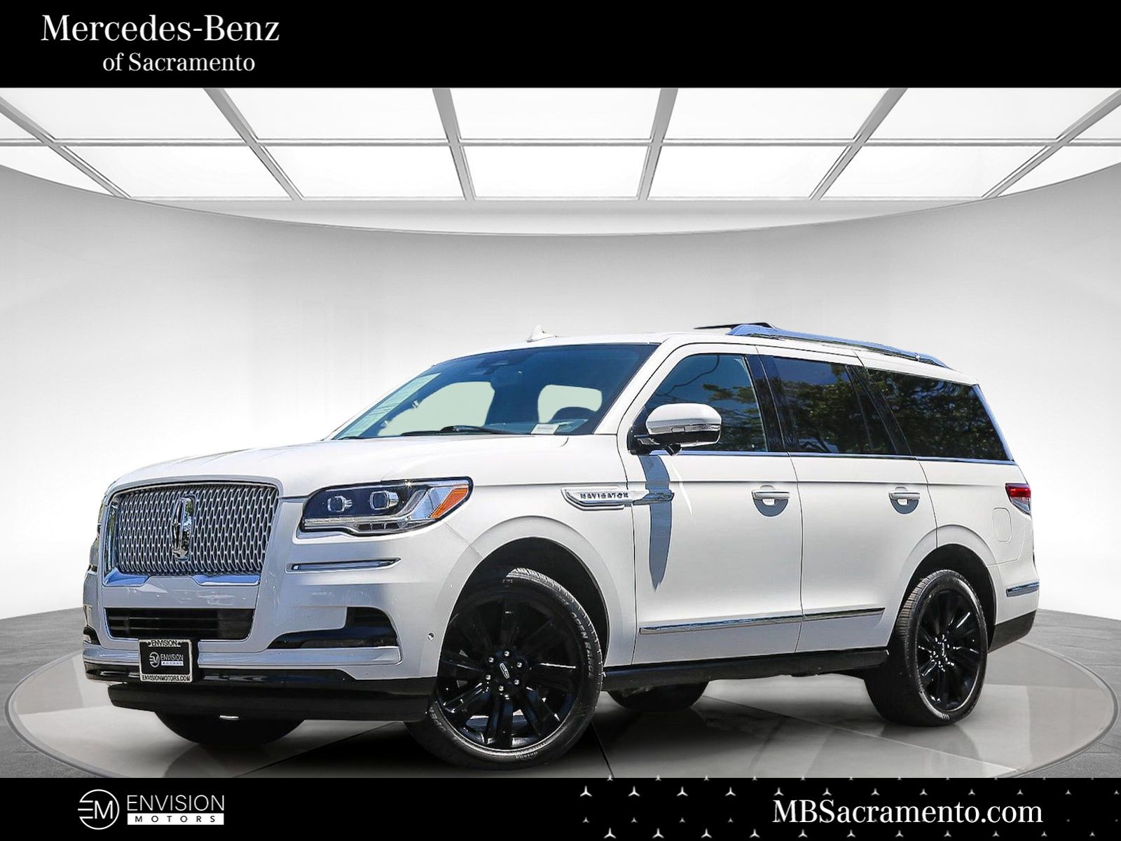 Pristine White Metallic Tri-Coat 2023 Lincoln Navigator SUV / Crossover Four-Wheel Drive Automatic