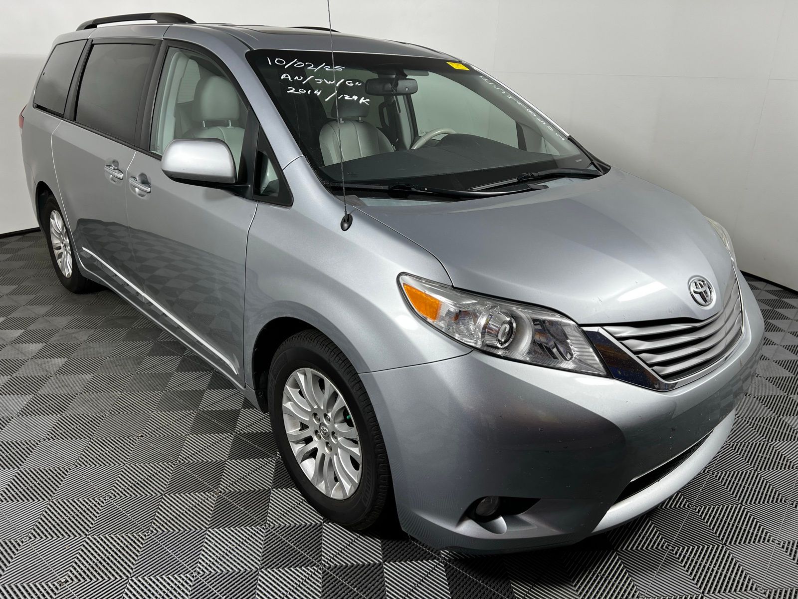 Thumbnail: 2014 Toyota Sienna - 3