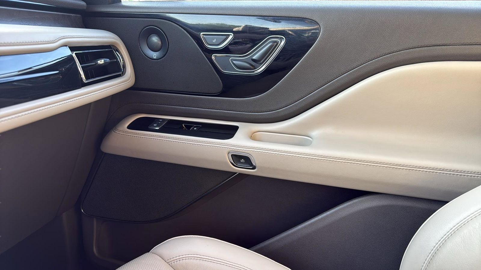 Used Car 2023 Lincoln Aviator  Reserve For Sale Under $50,000 In Austin, Texas