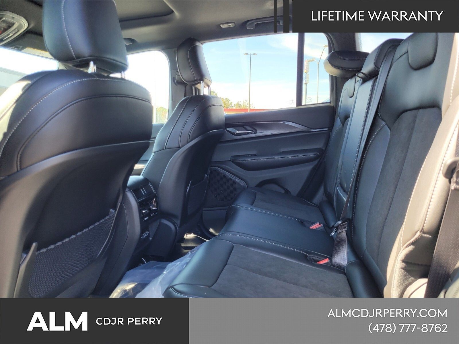 New 2025 Baltic Gray Metallic Clear-Coat Exterior Paint Jeep Laredo image 5