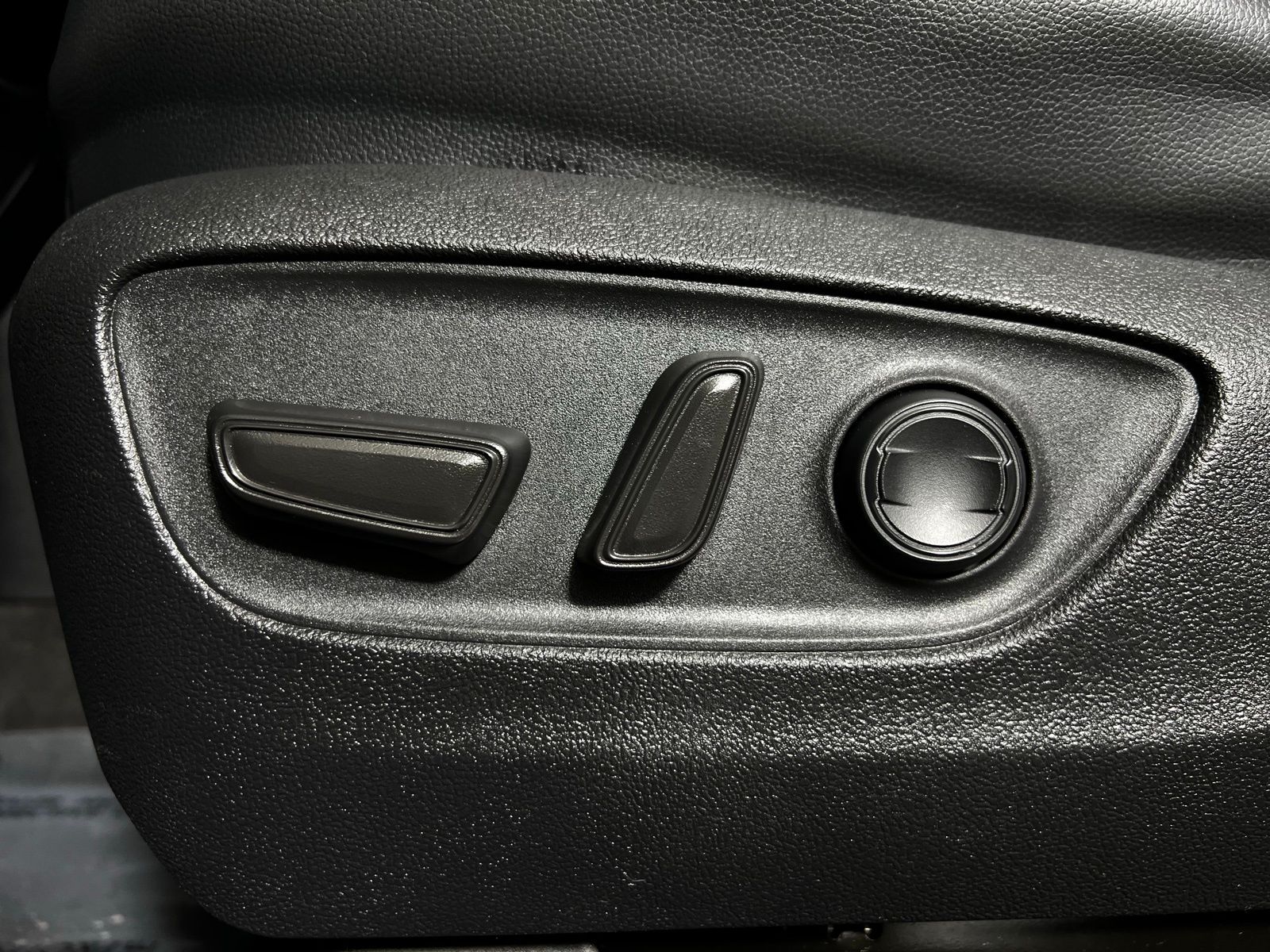 Thumbnail: 2023 Toyota Highlander - 14