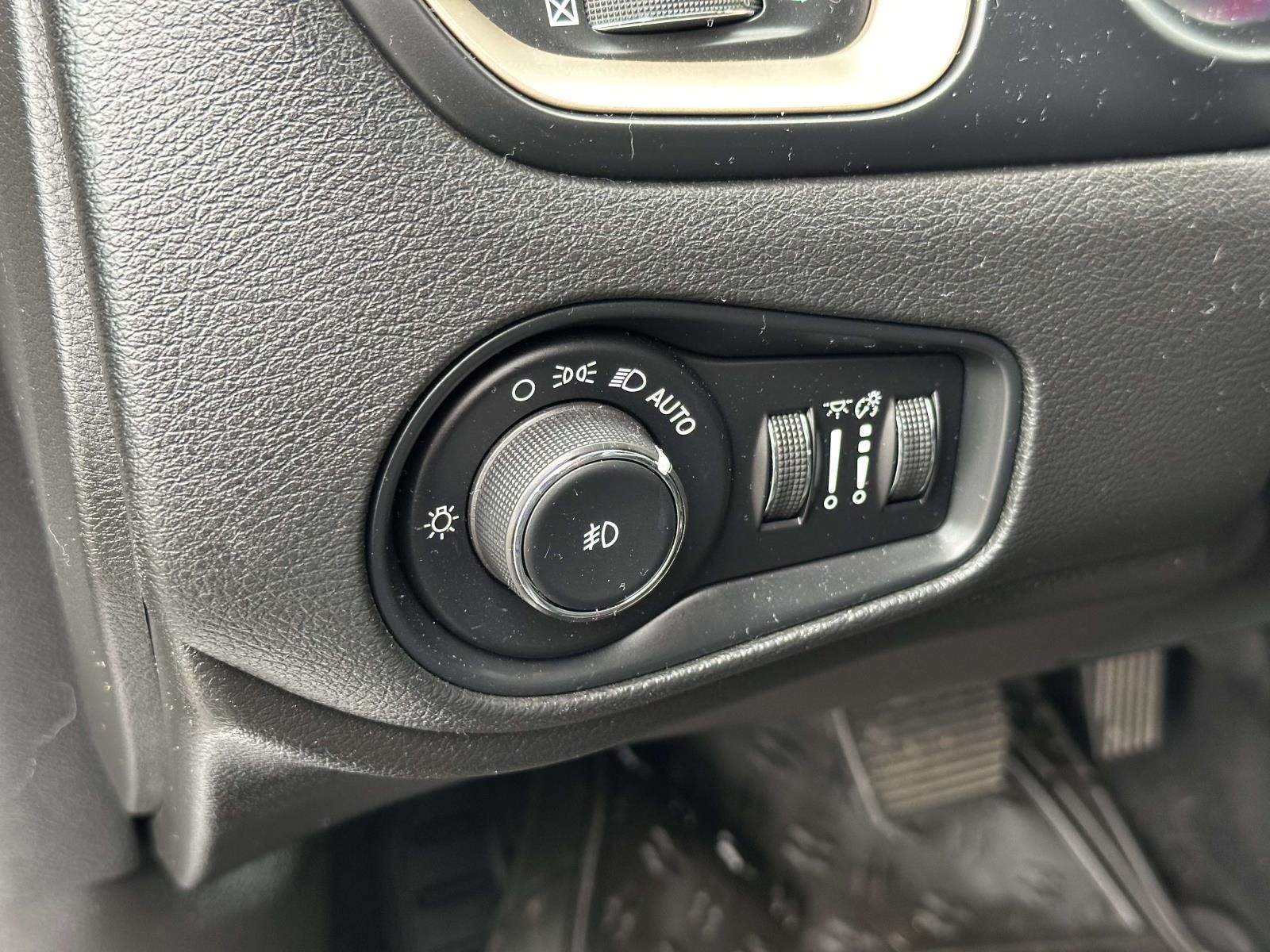 Used 2016 Silver Jeep Latitude image 20