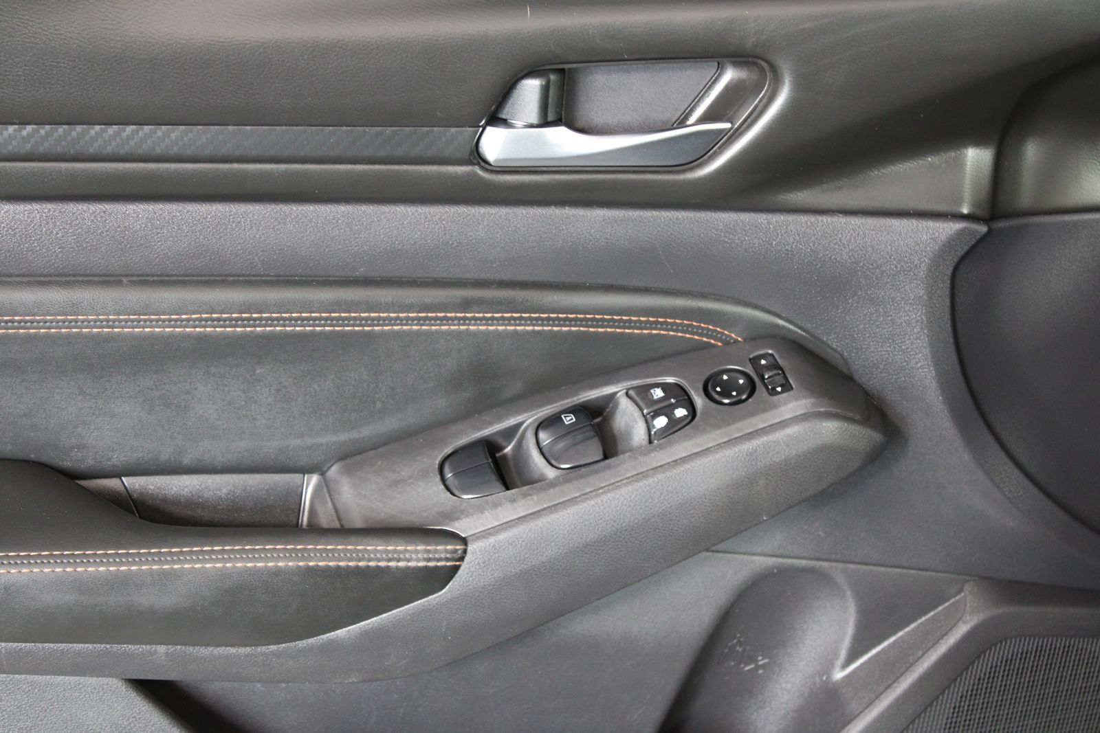 Used 2019 Black Nissan 2.5 SR image 12