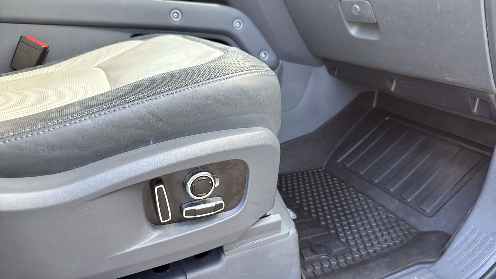 Used Car 2024 Land Rover Defender 130  X-dynamic Se For Sale Under $70,000 In Austin, Texas