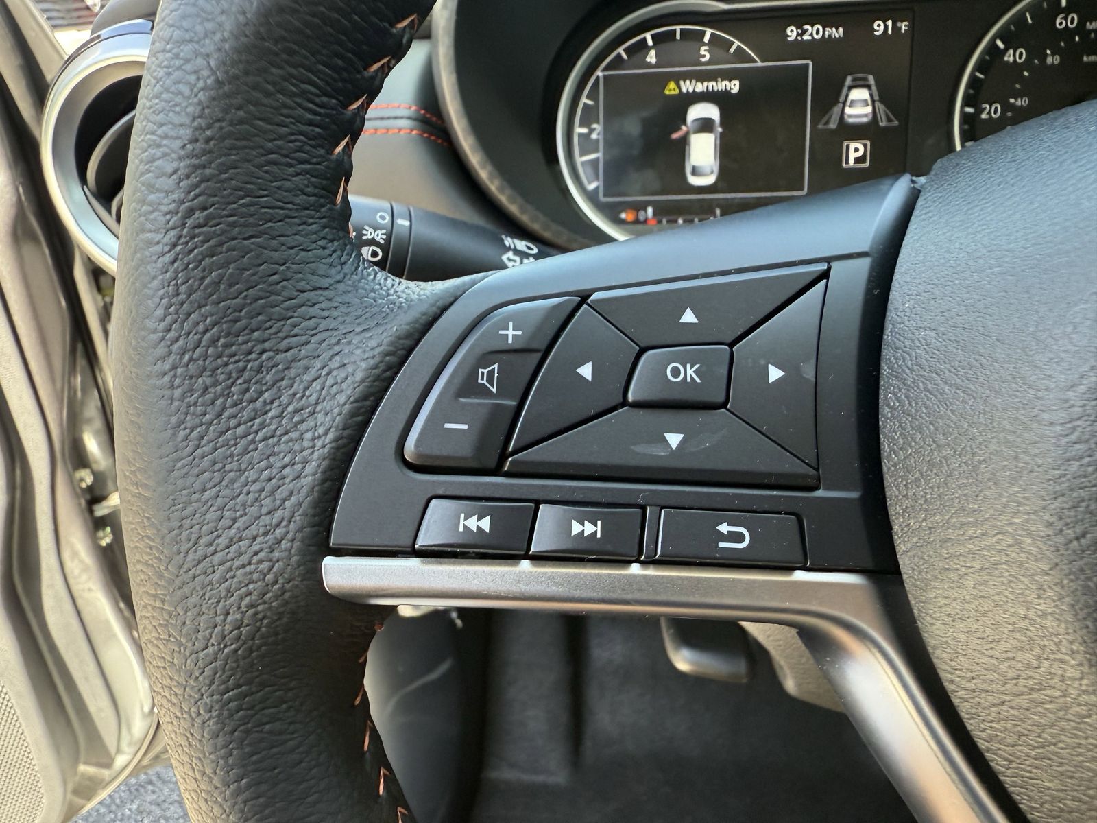 2025 Nissan Versa 1.6 SR photo 12