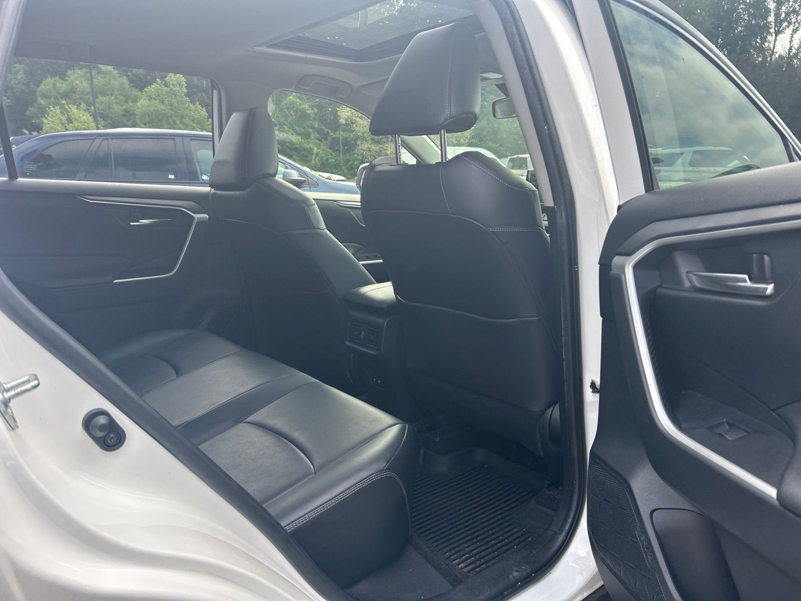 Used 2020 White Toyota XLE Premium image 28
