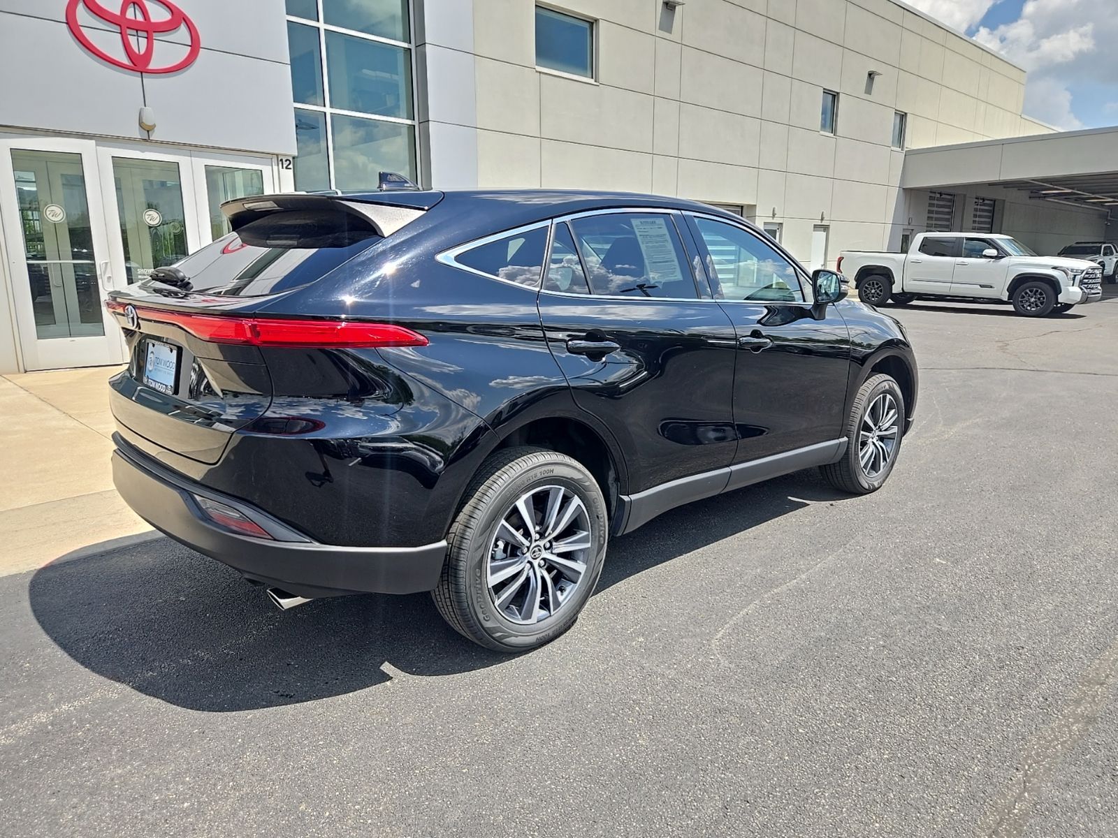 2023 Toyota Venza LE - Photo 8