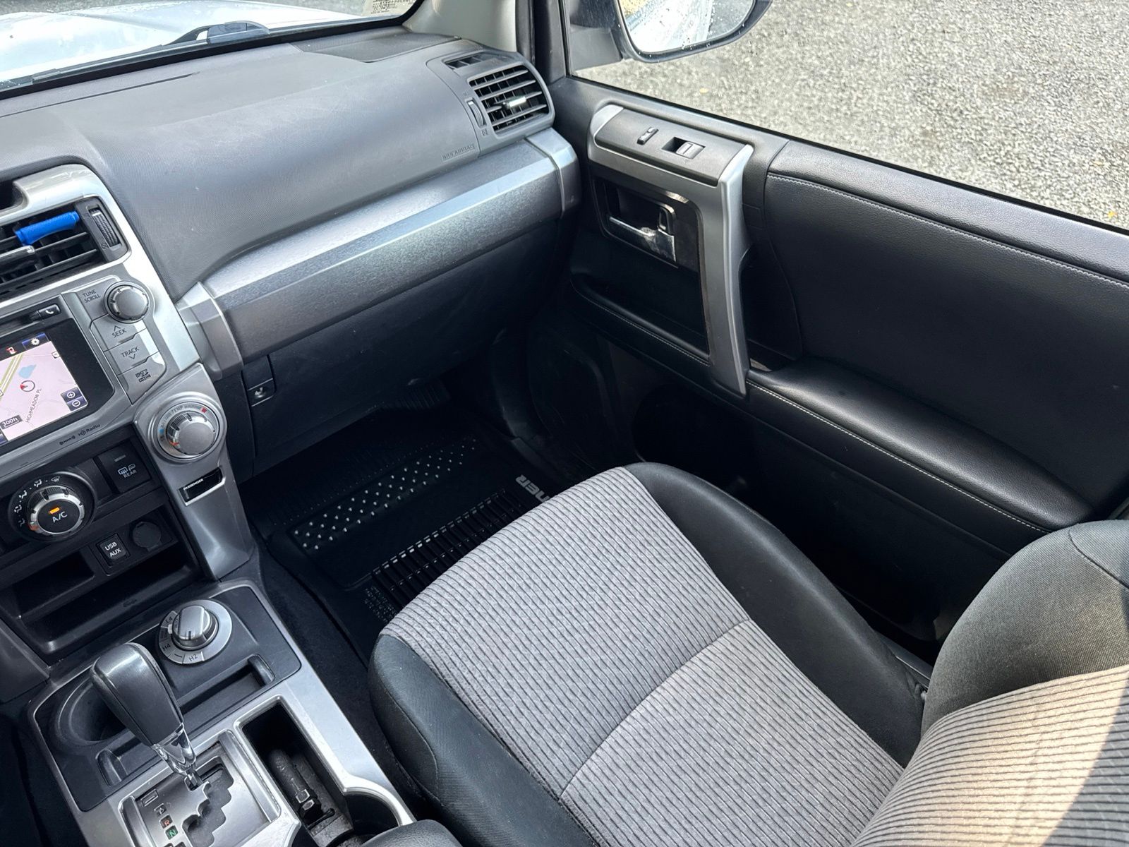 Used 2018 Super White Toyota SR5 image 28