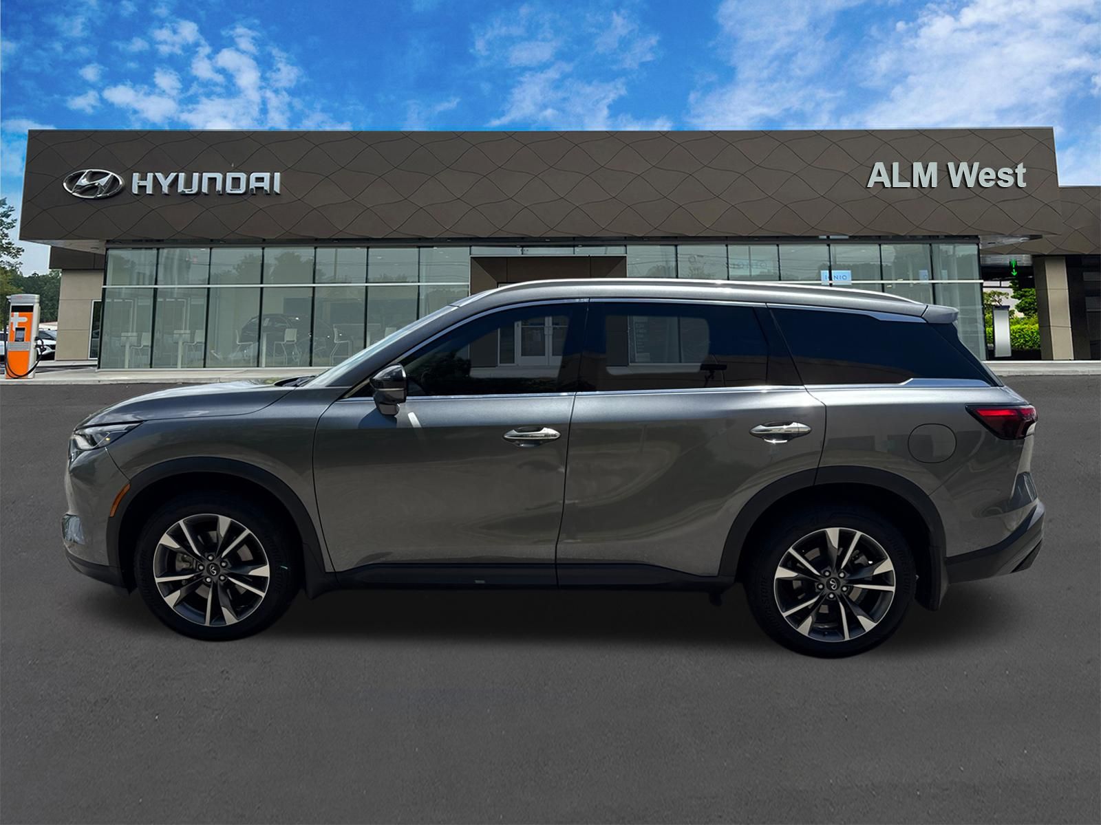 Used 2024 Gray INFINITI LUXE image 8