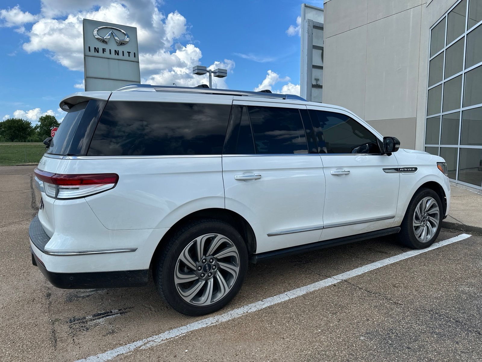 2023 Pristine White Metallic Tri-Coat Lincoln Navigator Reserve 4X4 SUV