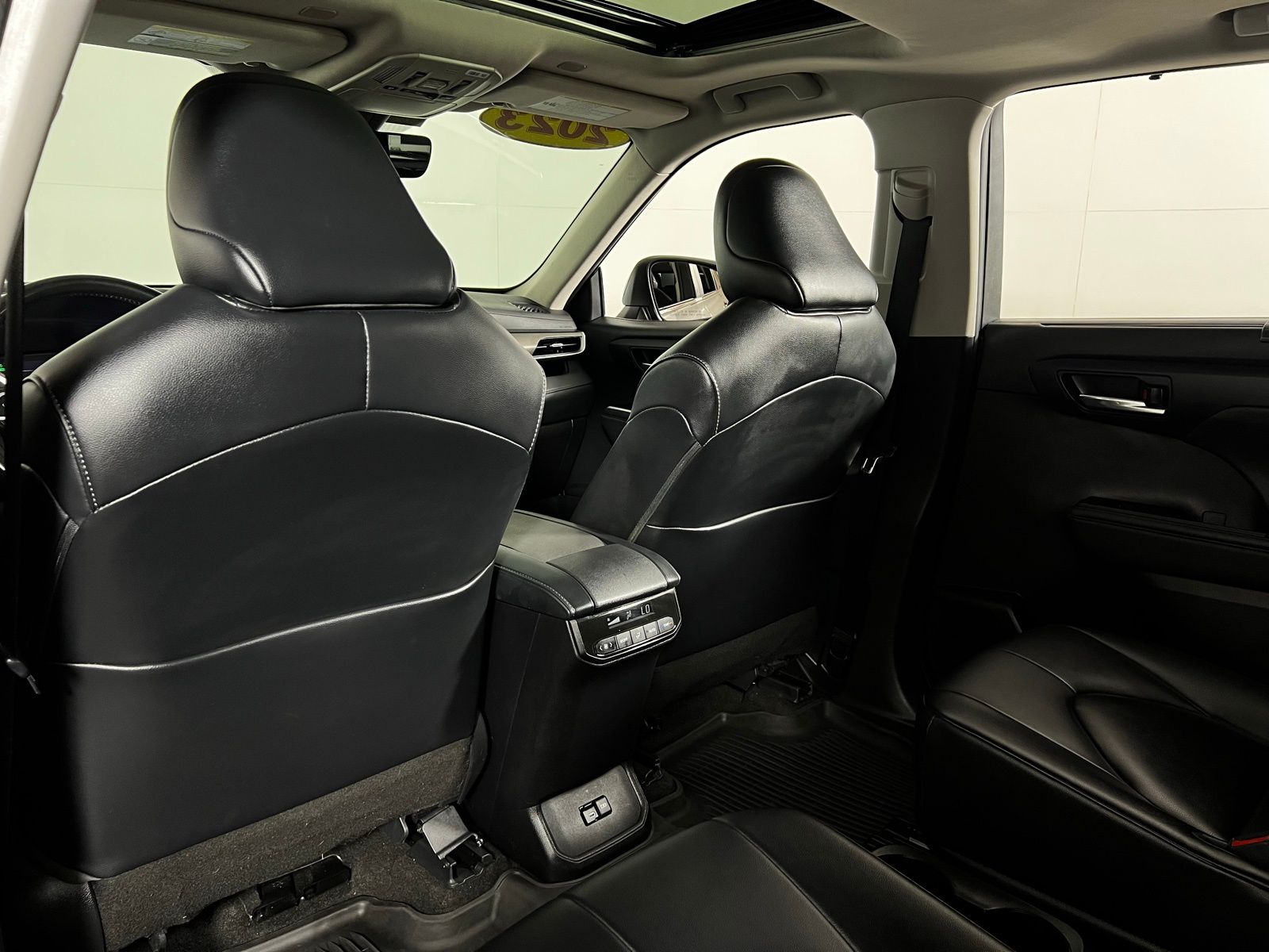 Thumbnail: 2023 Toyota Highlander - 23