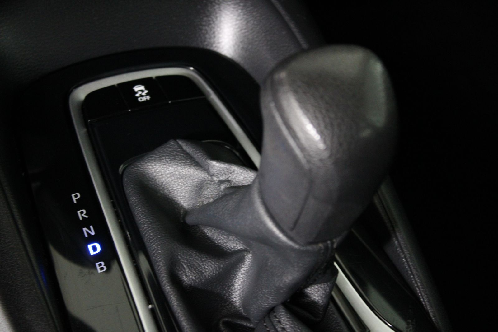 Used 2021  Toyota LE image 21