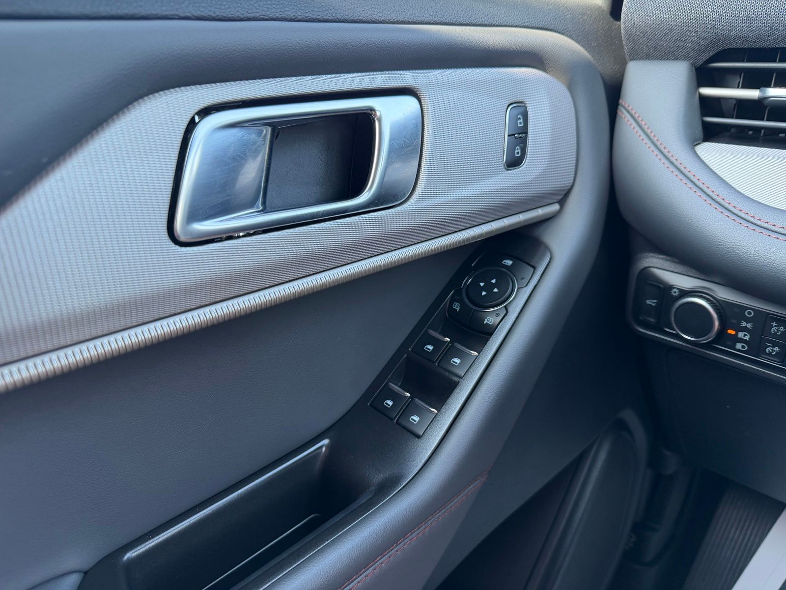 2025 Ford Explorer image 26
